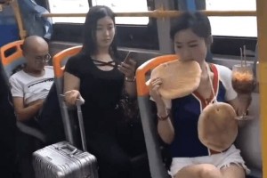 公交車上驚現女漢子，那一幕發生的事讓人大跌眼鏡！ ()