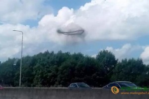 英國上空現神秘“戒指云” 專家這樣解釋...... ()